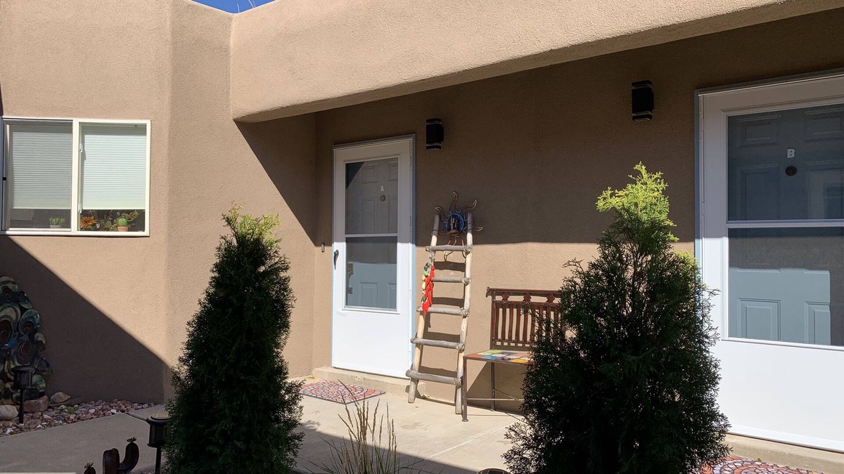 Southside Apartment | Spacious 950 sq ft 2 BR 1.7BA w/yard (Remodeled)