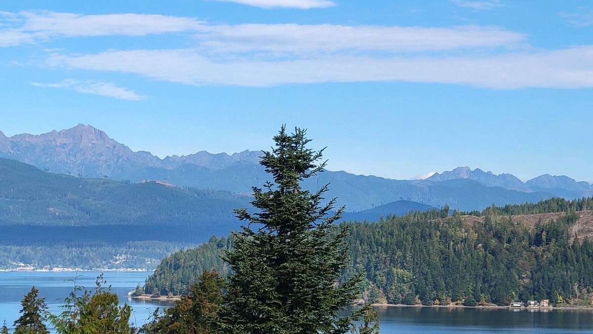 Union House | Spacious A-frame w/mountain & water views, New Hot Tub, AC, Fireplace, W/D