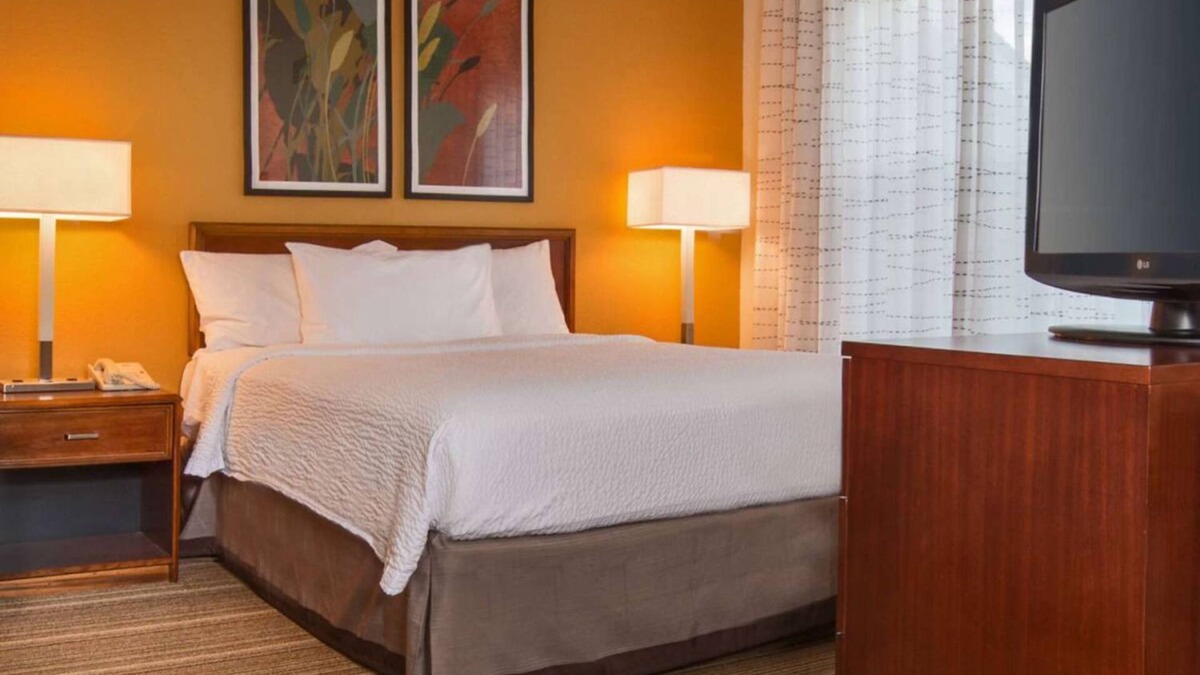 Charleston Hotel | Spacious Accommodation in Charleston! W/Private Kitchenette! Pets are Welcome!