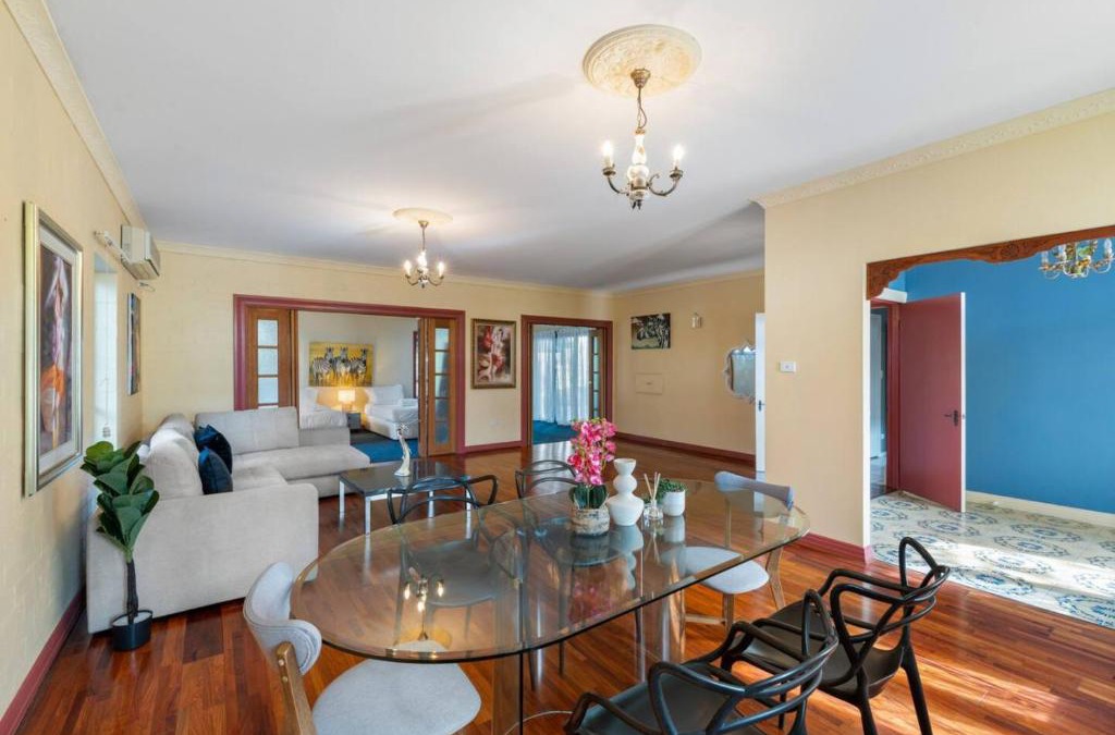 Robertson House | Spacious Affordable 7B3B 2 Living Pool Yard and Mall