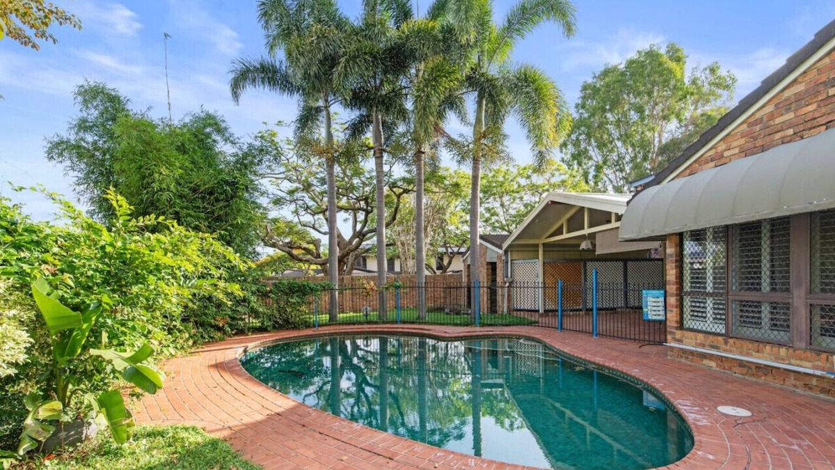 Macgregor House | Spacious Affordable 7B3B 2Living/Pool/Yard/Mall