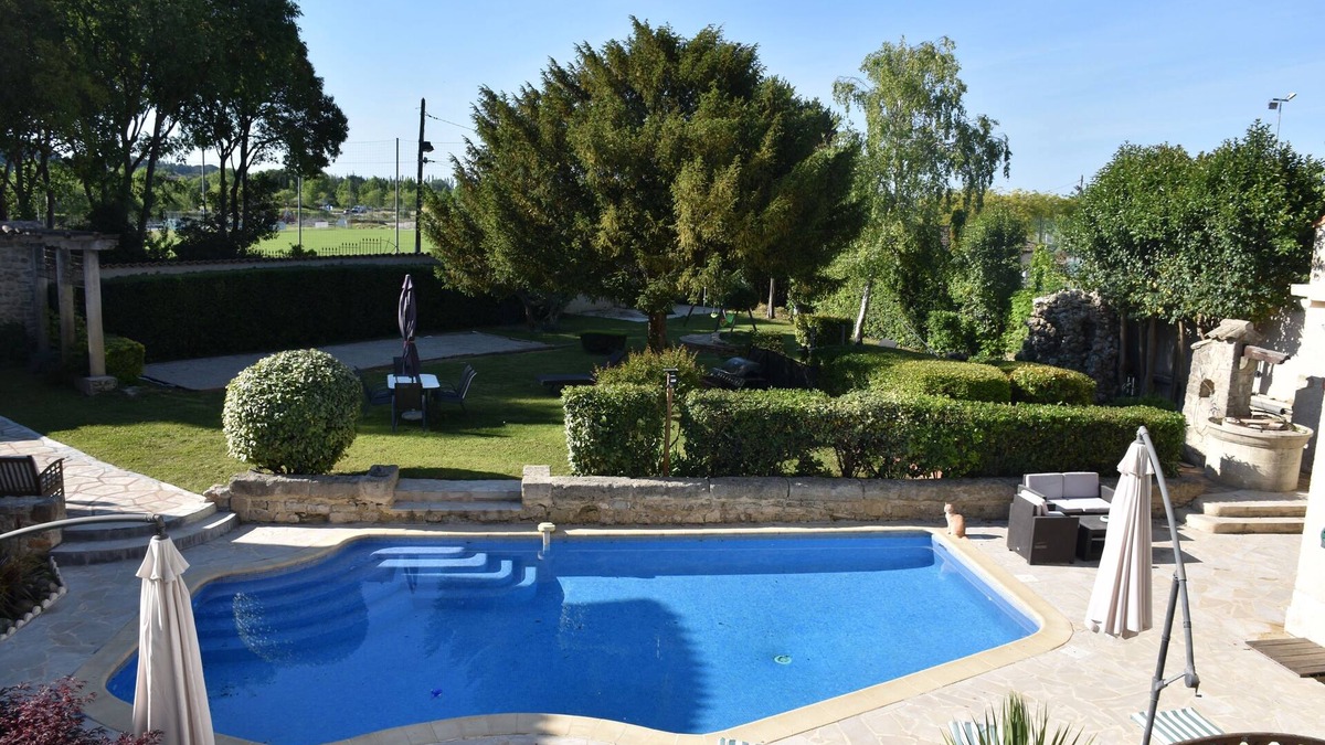 Sommieres House | 🏡 Spacious, air-conditioned 8-person gîte with swimming pool, between history, nature and the sea