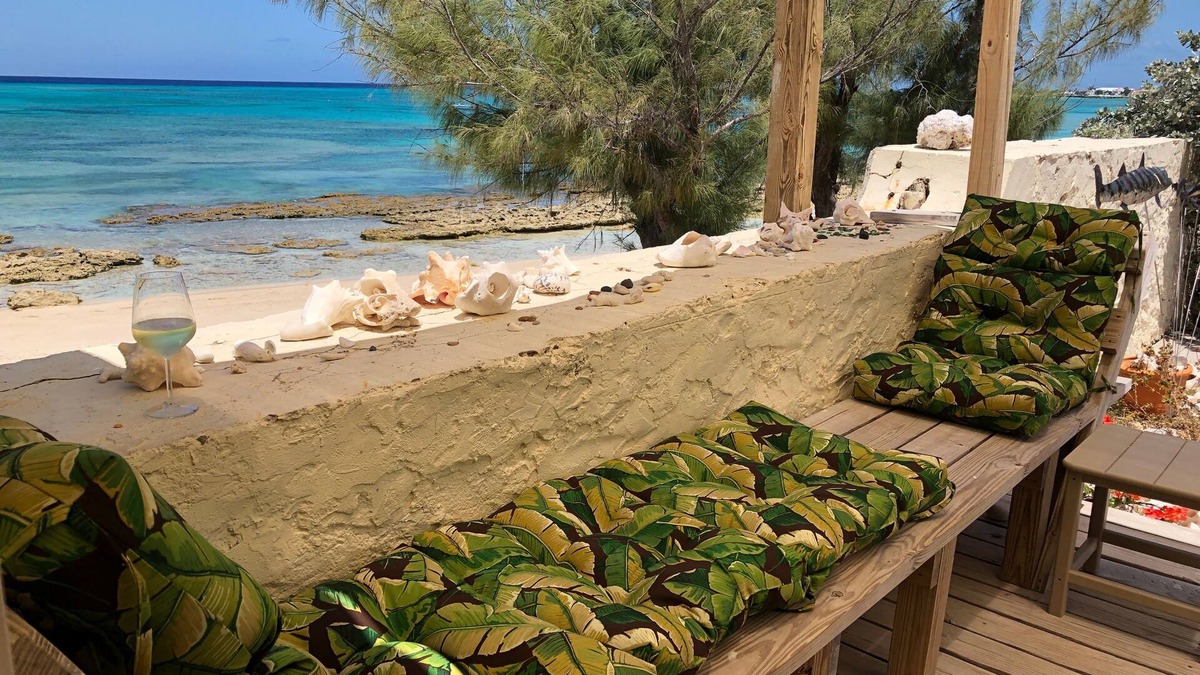 Cockburn Town House | Spacious Airy Beachfront House on Grand Turk