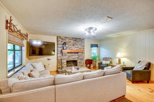 Alexander City House | Spacious Alexander City Retreat with Private Dock!