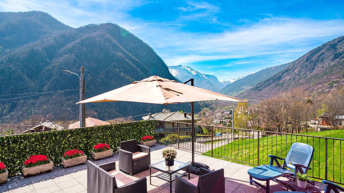 Roure Apartment | Spacious alpine house with panoramic terrace for large families or groups
