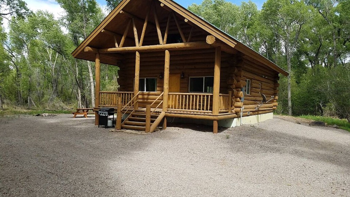 Antonito Cabin | Spacious Amish built Log Cabin in the Woods