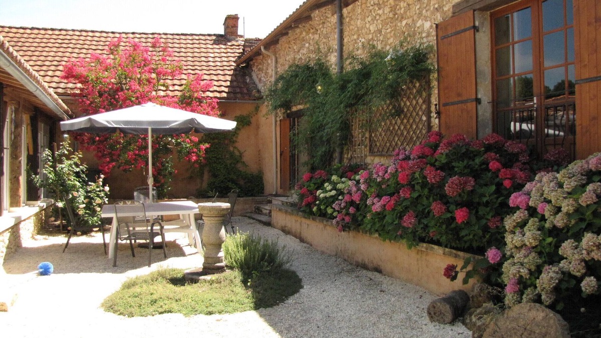 Saint-Paul-de-Serre Other | Spacious and tranquil Farmhouse, Private Pool and Beautiful Walled Courtyard.