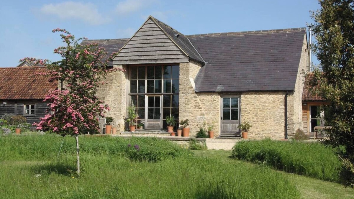 Lullington House | Spacious and beautifully converted 18th century stone barn. Pet-friendly!