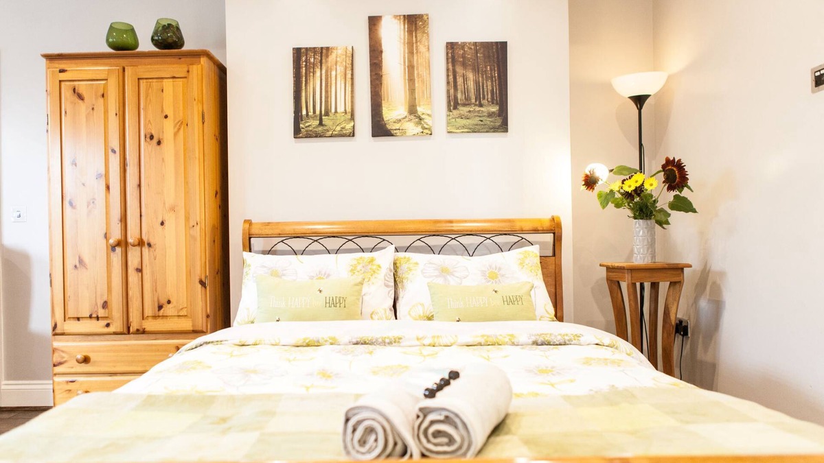 Dartford Apartment | Spacious and beautifully presented apartment, close to heath and lake