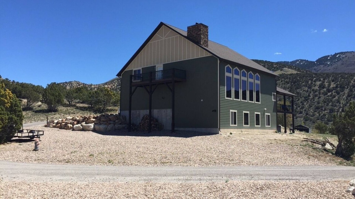Sterling Cabin | Spacious and beautiful 5400 sq. ft. cabin located near Palisade State Park.