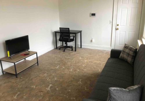 Paterson Apartment | Spacious and bright 2 bedroom apartment with 1 bathroom and private street entrance