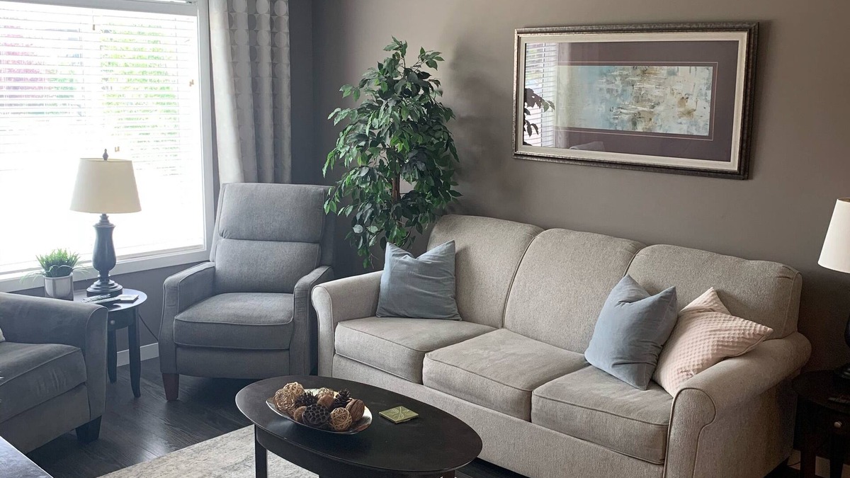 Regina House | Spacious and Bright - Location!
