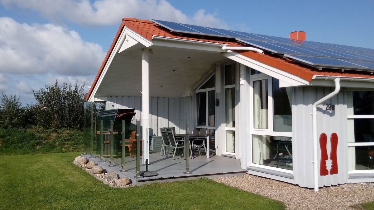 Wesselburenerkoog House | spacious and comfortably furnished holiday home with sauna and fireplace
