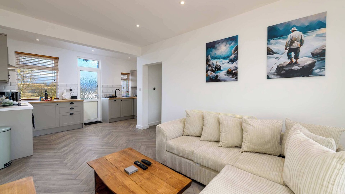 Neath House | Spacious and Comfortable 3 Bedroom Welsh Retreat