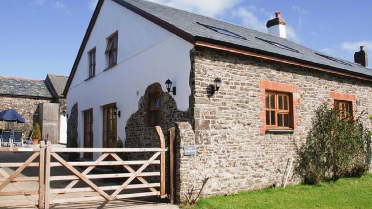 Hartland House | Spacious and Characterful 3 bedroom Detached Barn Conversion close to coast.