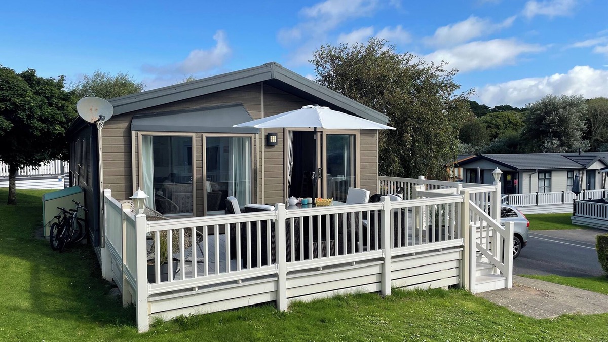New Forest District Cabin | Spacious and comfortable holiday lodge in country park setting.