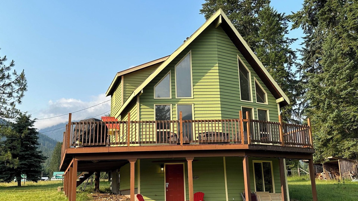 Proctor House | Spacious and comfortable home nestled in the mountains by Kootenay Lake