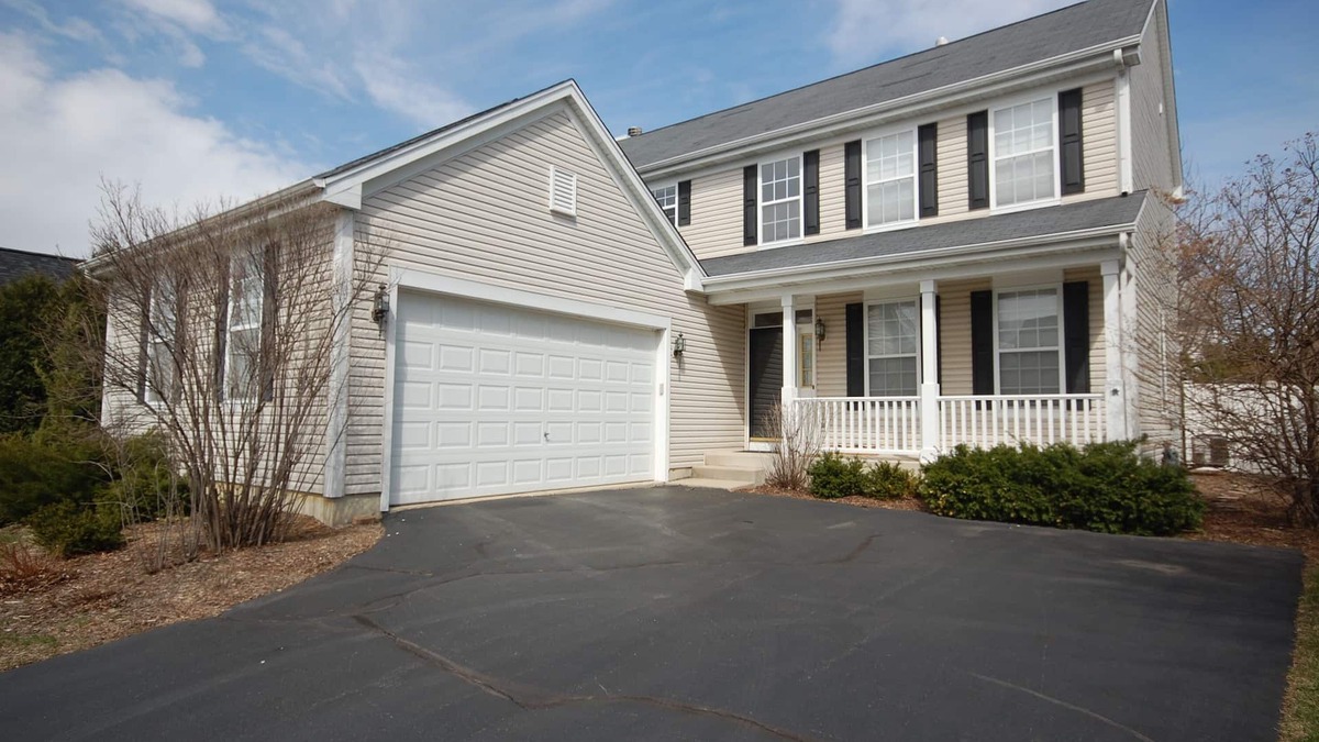 Geneva House | Spacious and comfortable 5 bedroom, 2 1/2 bath two miles from down town Geneva