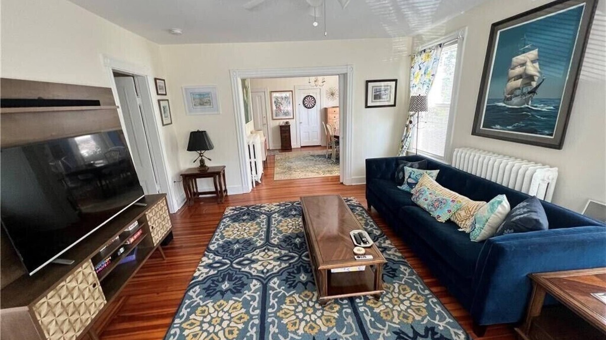 Off Broadway House | Spacious and comfy, walk to Broadway or downtown, 2 min to beach, parking