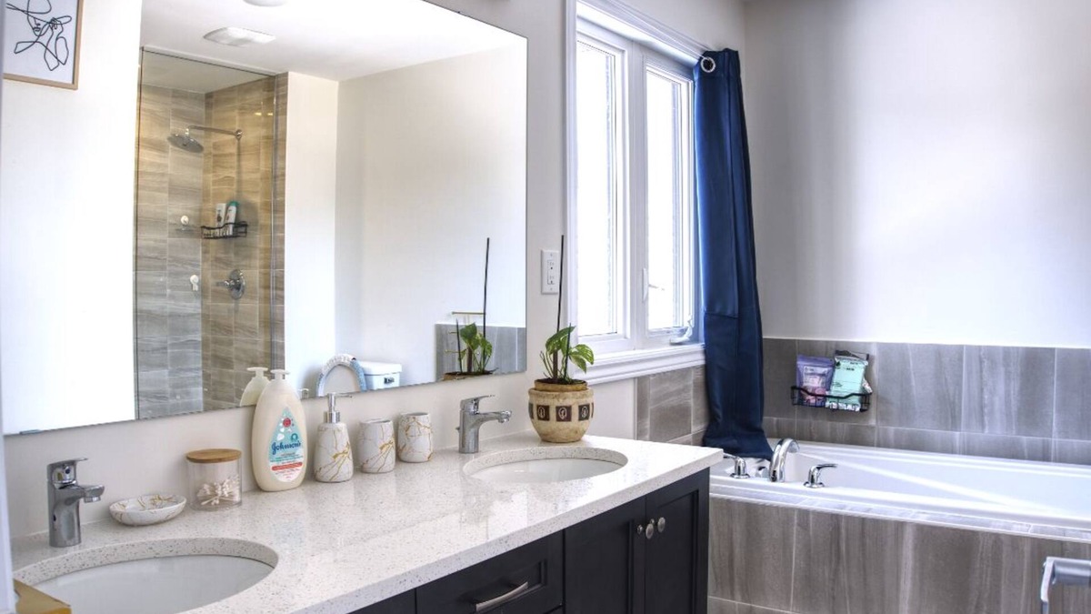 Chapel Hill South House | Spacious and Cozy Room with Private Bathroom in a house with WiFi, AC in Ottawa.