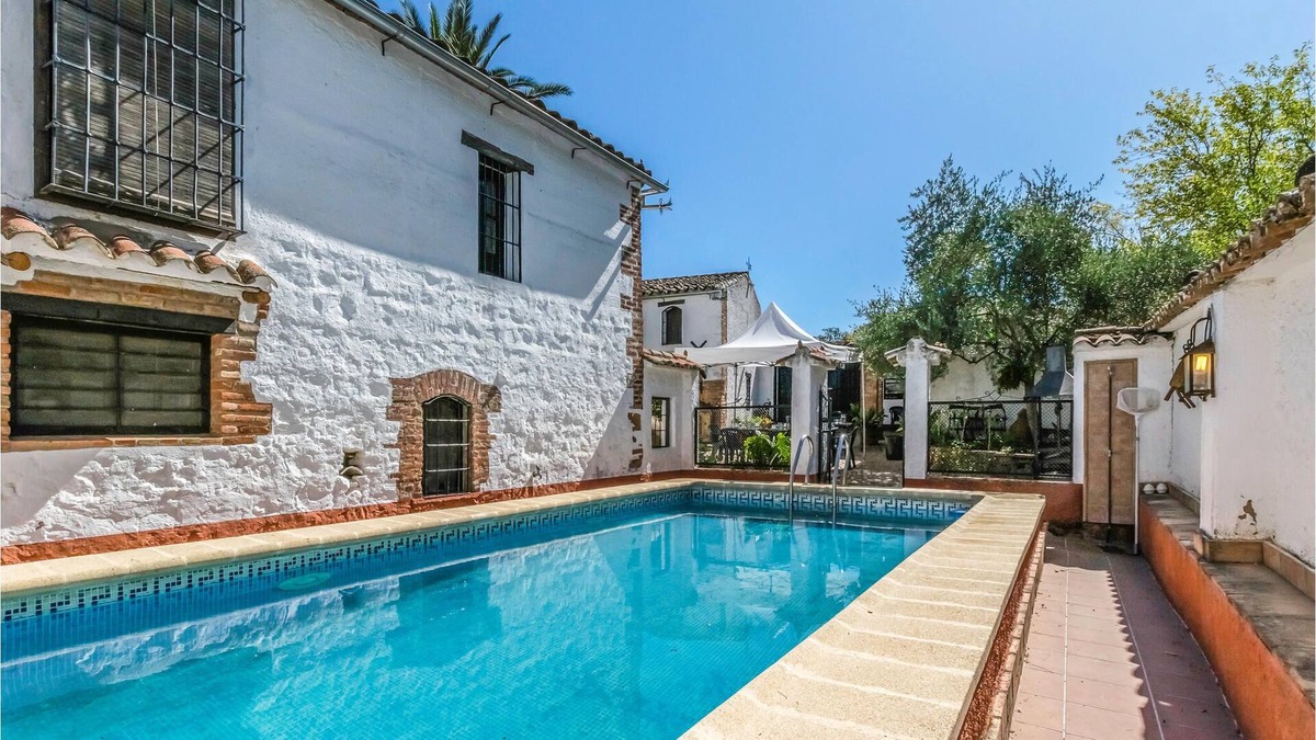 Fuente Obejuna House | Spacious and cozy vacation home for 18 people with pool and barbecue in Fuente Obejuna, Córdoba.