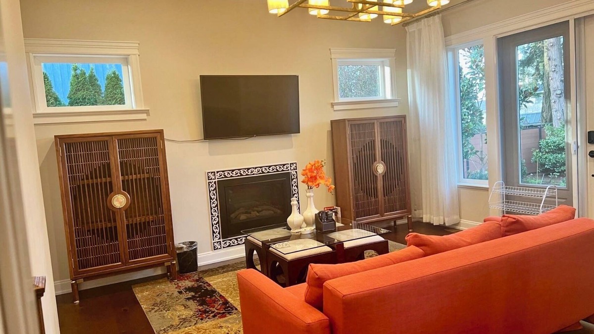Gordon Head House | Spacious and Elegant 2-story guest suite with AC, WiFi by UVIC
