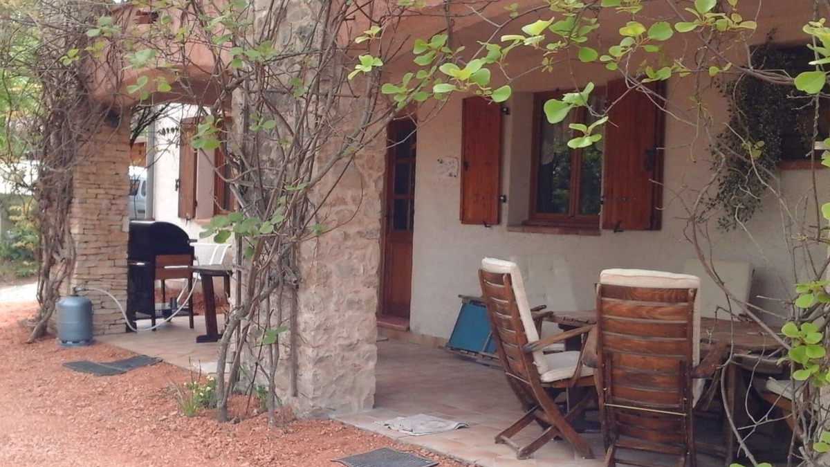 Esparron-de-Verdon Apartment | spacious and fresh domisiladore apartment in a quiet area with direct access to the lake