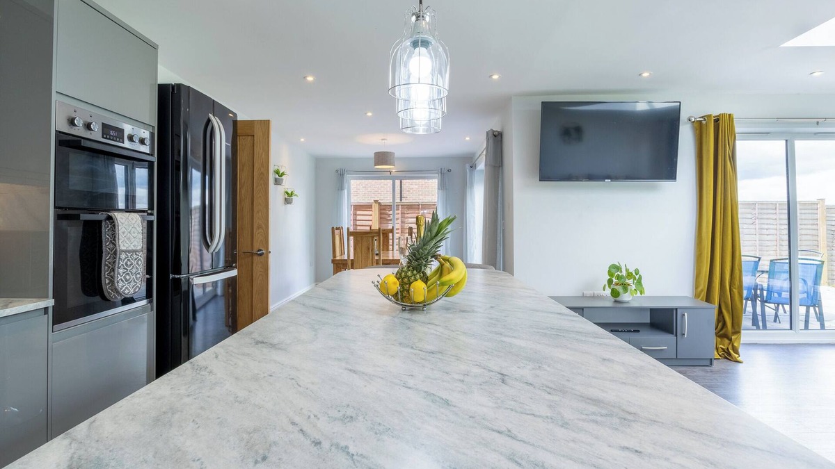 Winshill House | Spacious and lovely 5 bed property Ample and free parking