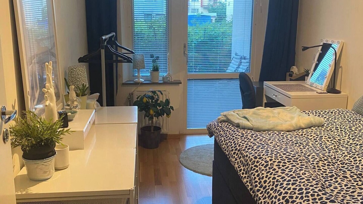 Liljeholmen - Hagersten Apartment | Spacious and Homely Apartment with Patio. Family friendly. Pets Allowed!
