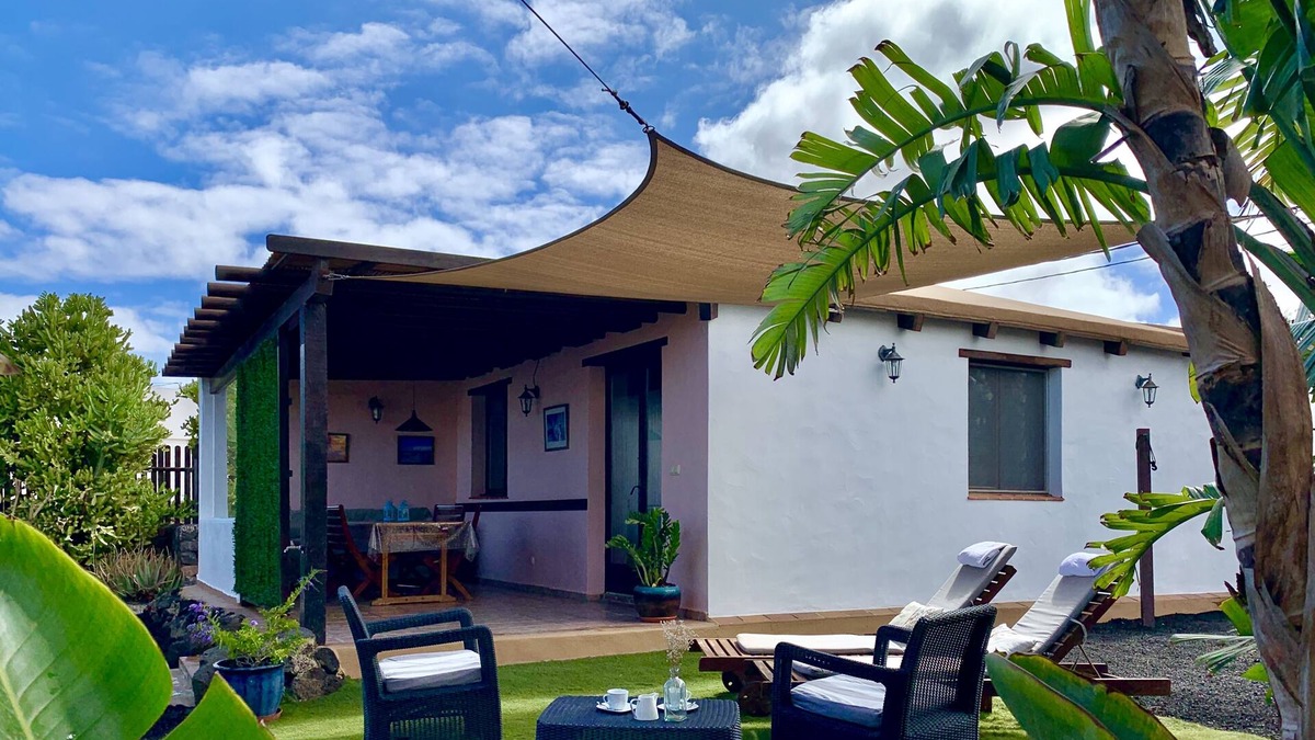 Lajares Villa | Spacious and independent villa with private garden in Lajares.