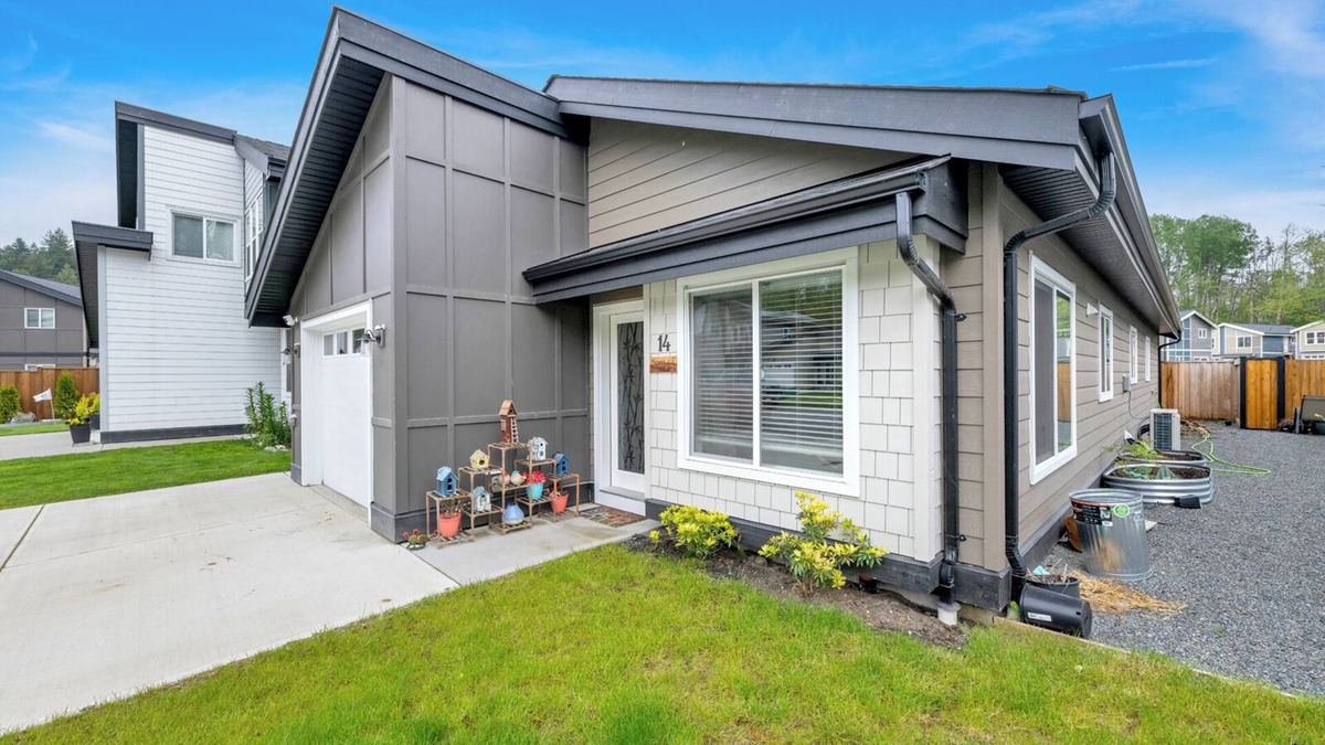 Saanichton House | Spacious and modern new construction with lots of room for the family.