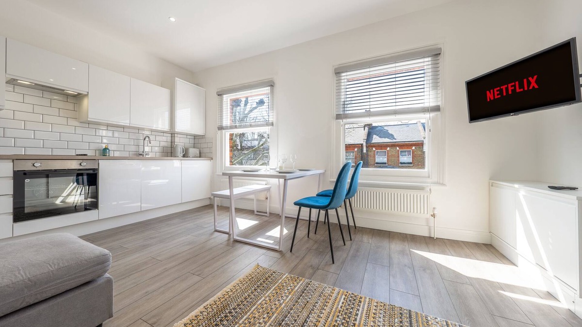 Queen's Park Apartment | Spacious and Modern 2 Double Bedroom Private Apartment
