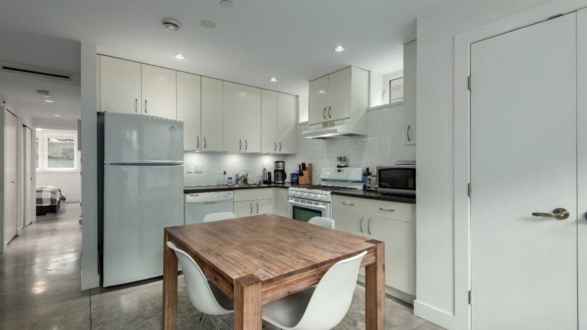 West Point Grey Apartment | Spacious and modern apartment near UBC