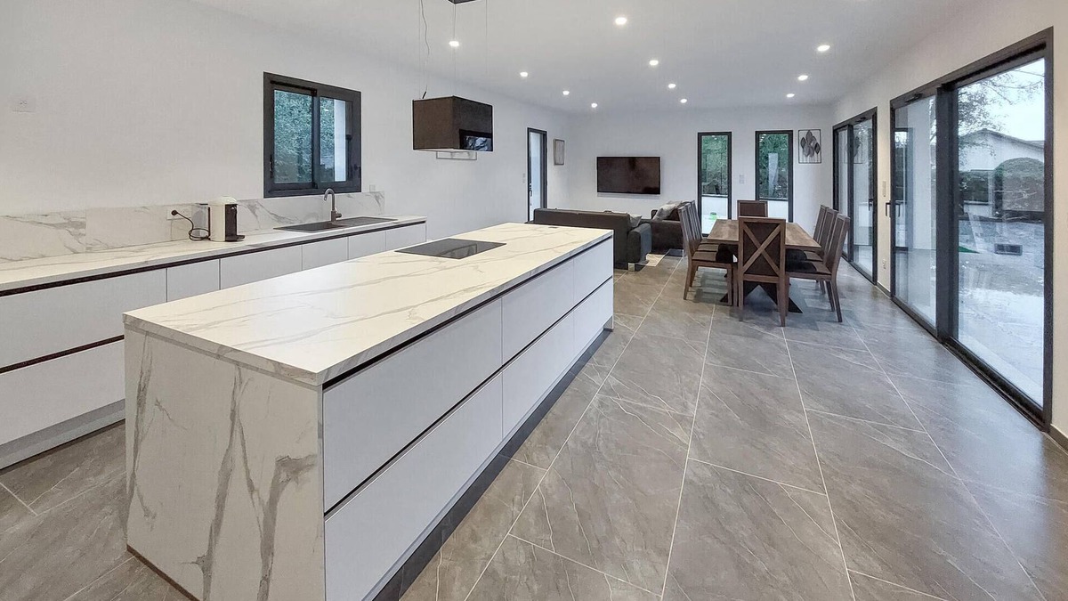La Boisse House | Spacious and modern architect-designed house with pool and large terrace in the Lyon region.