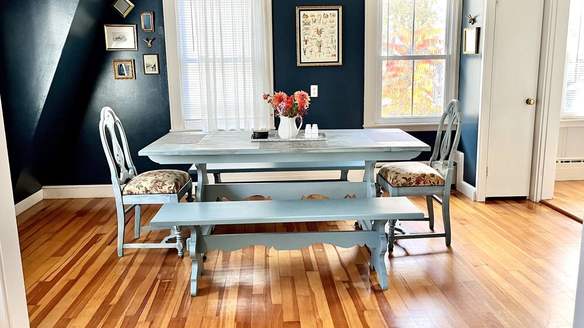 Yarmouth House | Spacious and private 2nd floor 2bed apartment in Yarmouth Village.