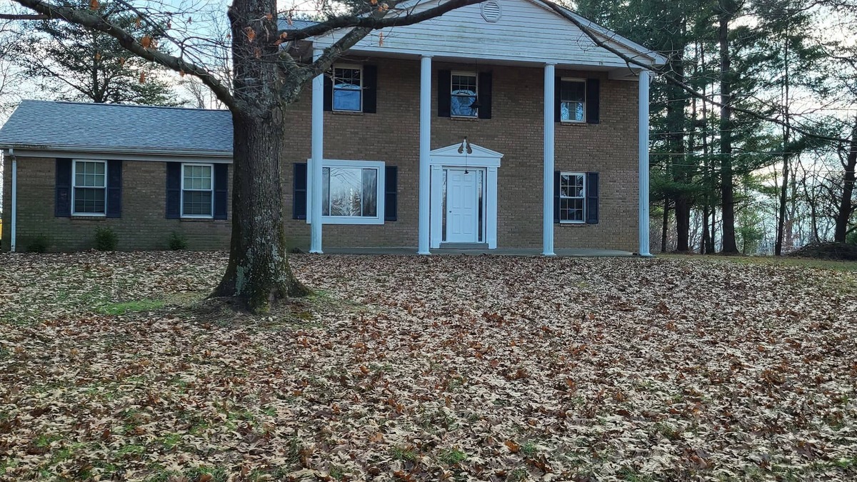 Petersburg House | Spacious and private home. Located 2 miles from the Creation Museum. Sleeps 14.