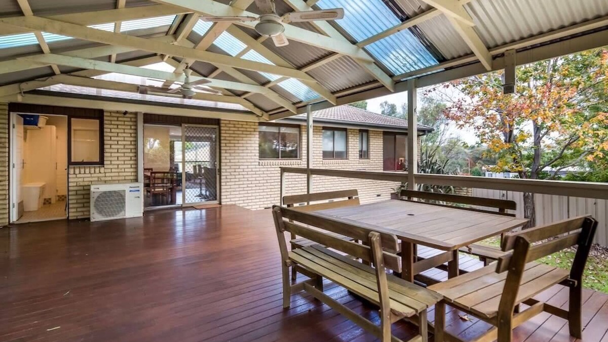 Cook House | Spacious and Restful Holiday Home with Backyard