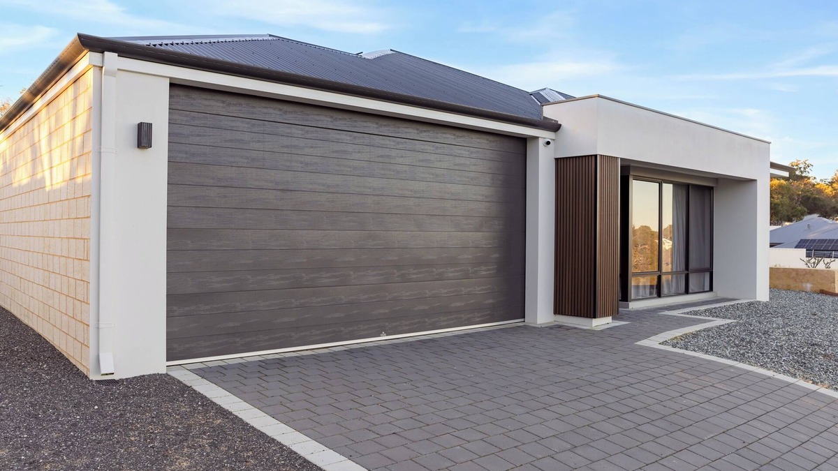 Dawesville House | Spacious and serene intelligent home. 3 min to estuary,beach,shops, and trails