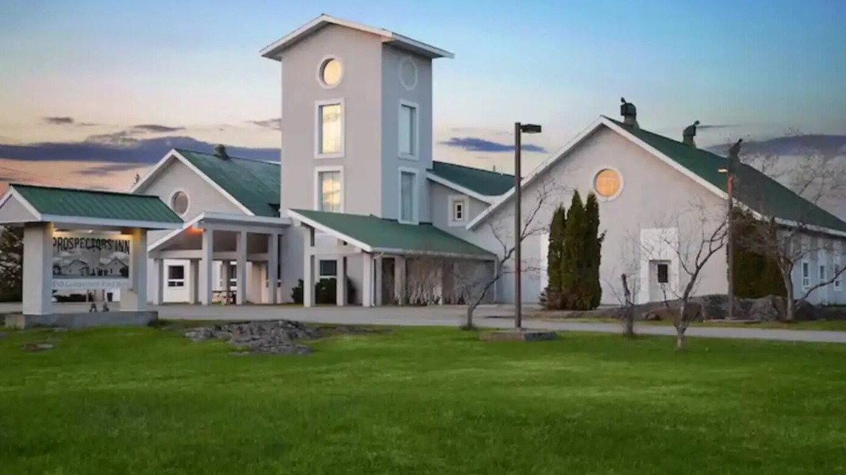 Timiskaming District Apartment | Spacious and spotless one-bedroom suite with full kitchen and livingroom.
