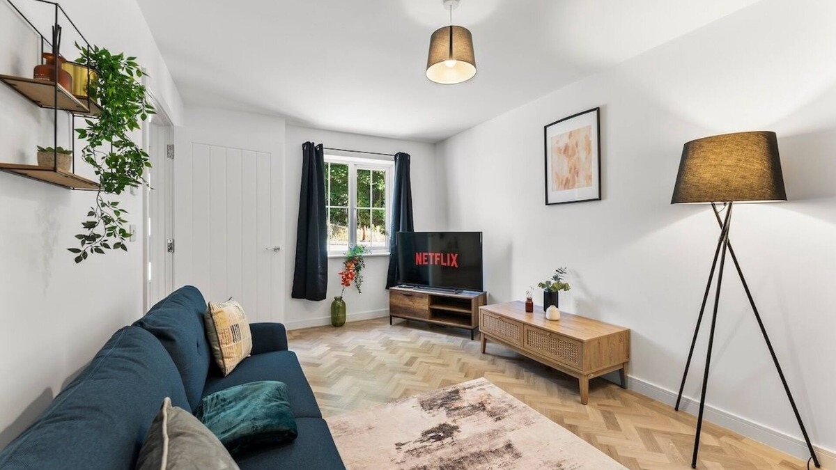 Newark upon Trent House | Spacious and Stylish Abode in Nottingham Sleeps 14