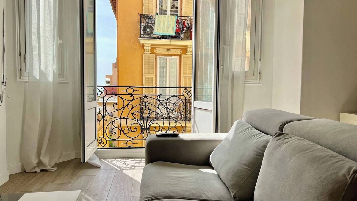 Beausoleil Condo | Spacious and stylish 3-bedroom apartment just steps from Monaco. Ideally located in the center of Beausoleil, it features contemporary decor, a fully equipped kitchen, air conditioning, and two modern bathrooms — perfect for a comfortable stay