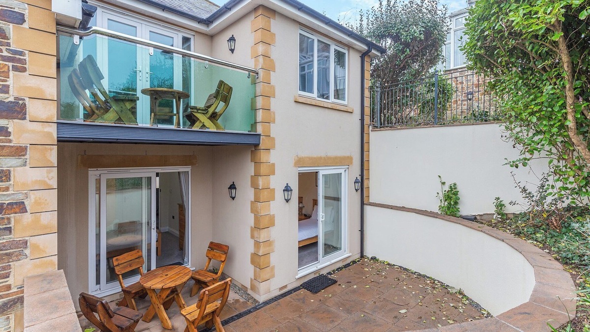Porth Villa | Spacious and stylish villa with beach views.