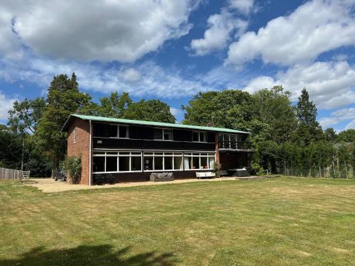 Oxford House | Spacious and stylish with games room, huge garden, peaceful surroundings