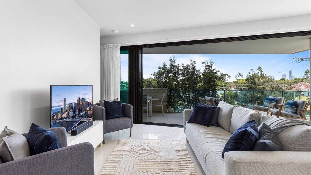 Bulimba Apartment | Spacious and Superb 3-Bed Apartment
