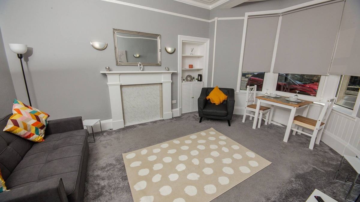 Dumbarton Apartment | Spacious and Traditional Home in Dumbartonshire