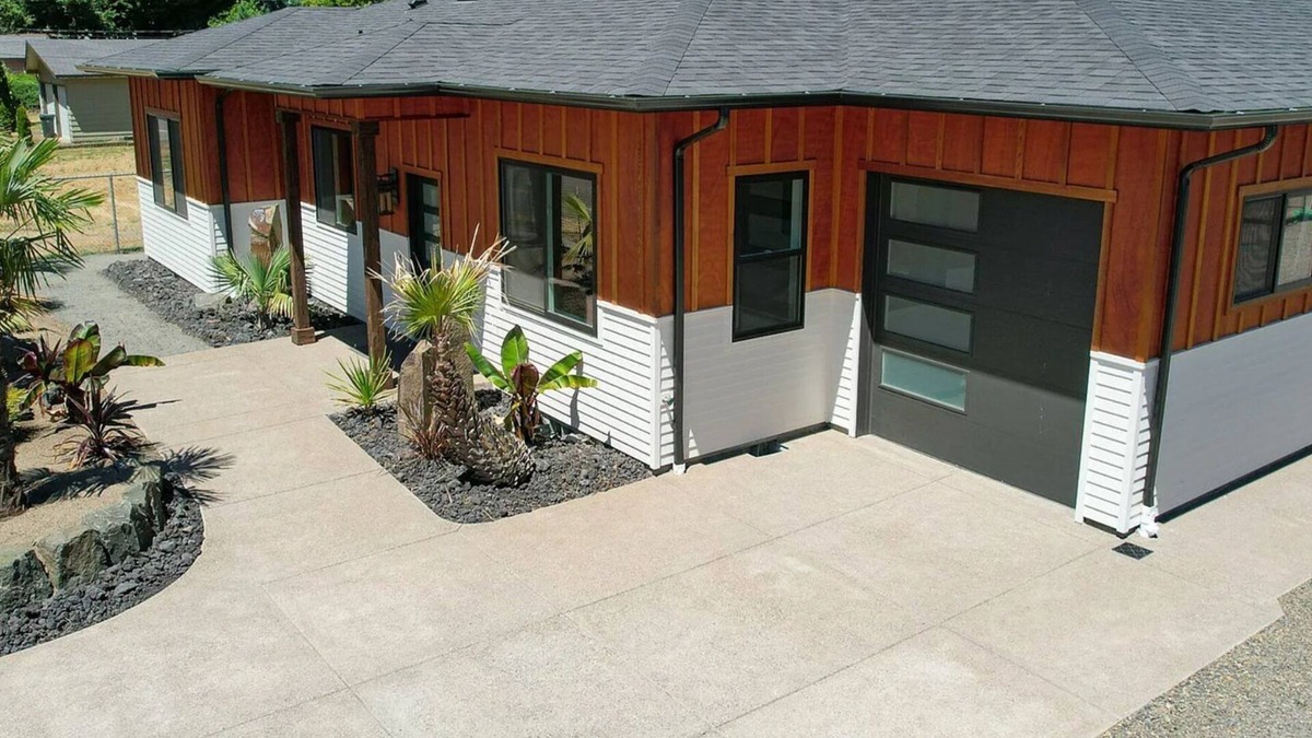 Eugene House | Spacious and tropical 2 bedroom oasis . Sleeps 4