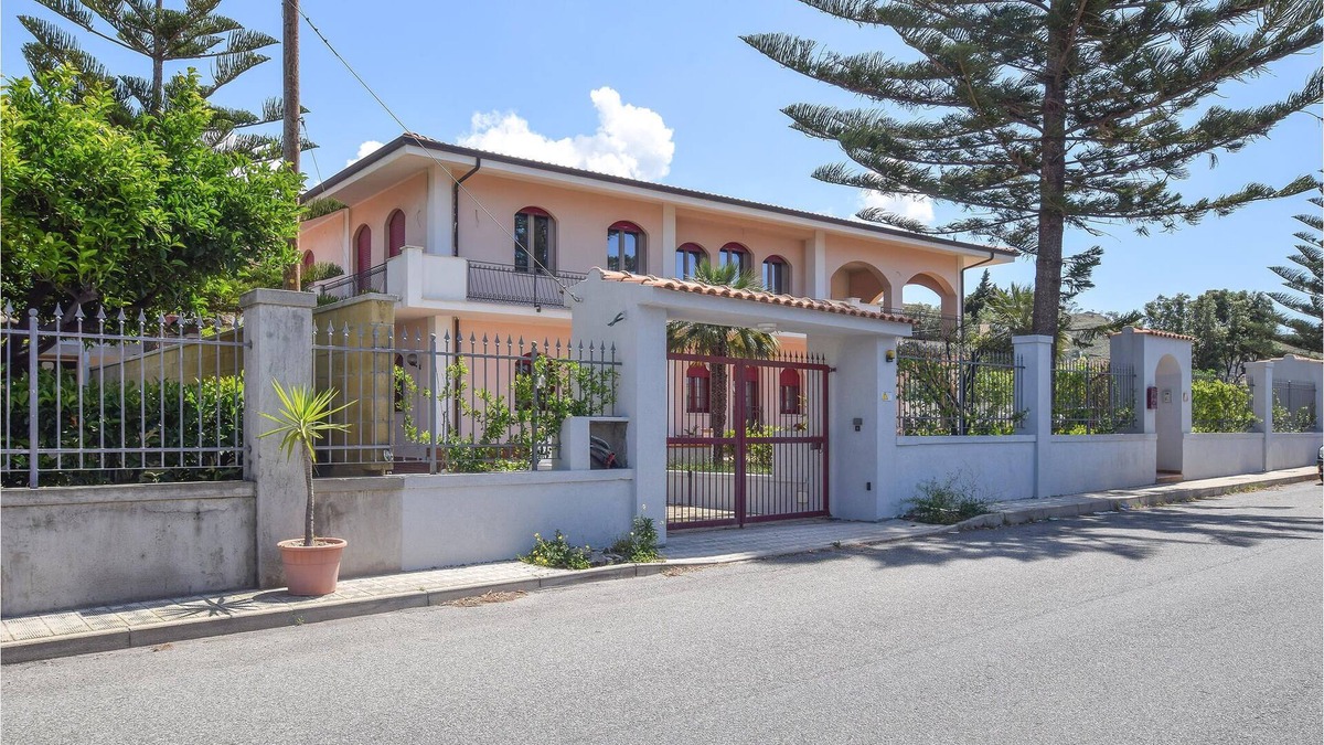 Bocale Apartment | Spacious apartment with plenty of space for the whole family and beautiful sea view.