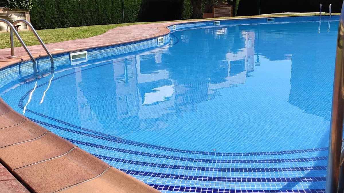 Calafat Apartment | Spacious apartment overlooking the community pool. Ideal for children.