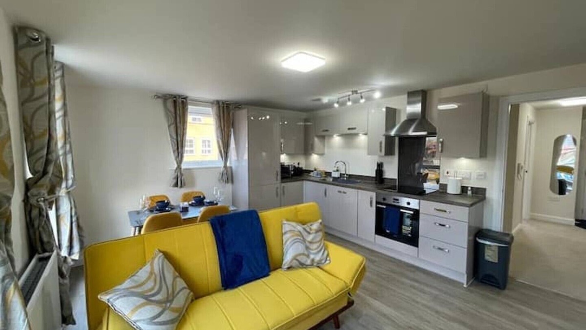 Milton Keynes Apartment | Spacious Apartment in Brooklandsn