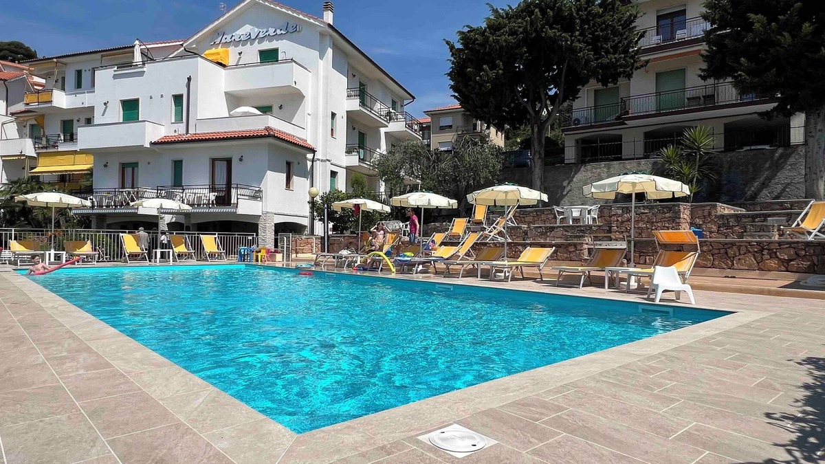 Pietra Ligure Apartment | Spacious apartment with sea view, pool, parking space
